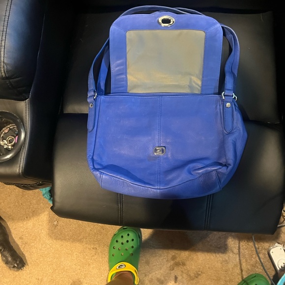 Vibrant Blue Shoulder Bag with Structured Design and Metallic Accents - Picture 5 of 11